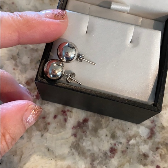 Kelly Waters Black Label silver earring, like new - Picture 2 of 2